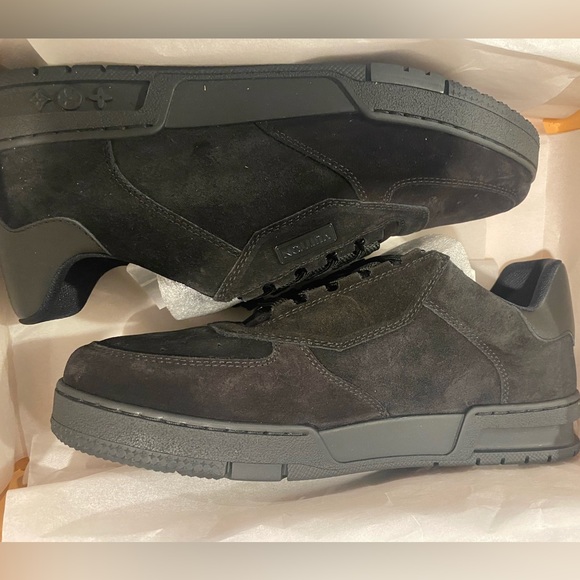 LV TRAINER SNEAKER. LV SIZE 7, US SIZE 8 - Picture 1 of 4